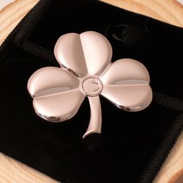 2024 Luxury Marque Clover Pins Metal Pins Robe VICTIVE BROOCHES Souvenir Brooch Femmes Men Four Leaves Designer Pin Bijoux ACCESSOIRES AVEC BAC DUSSION