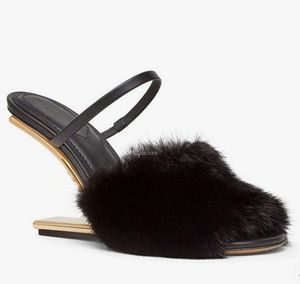2024 Luxury merk eerste ontwerper dames sandalen schoenen bontriem goudkleurige f-vormige gebeeldhouwde gebeeldhouwde hakken jurk schoen dame wig muilezels sexy peep teen slippers eu35-43
