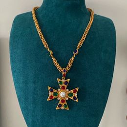 2024 Luxe gloednieuwe mode middeleeuwse glazen serie holle ronde medaille hanger beroemde ontwerper hanger ketting met letter