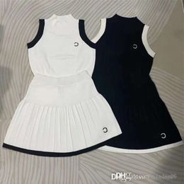 2024 Luxury Brand Women Diseñador de dos piezas Dress New Round Neck Temperament Vest Slim Knit Vest+Skirt Pleaded