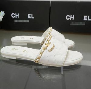 2024 Luxury chain casual platte slippers dames klassieke metalen letter flip-flops