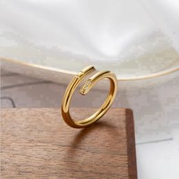 2024 Luxe klassieke nagelringontwerper Ring Fashion Mode unisex manchetpaar Bangle Gold Ring Sieraden Valentijnsdag cadeau Q3