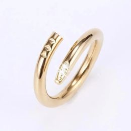 2024 Luxe klassieke nagelringontwerper Ring Fashion Mode Unisex manchetpaar Bangle Gold Ring Sieraden Valentijnsdag Gift Q10