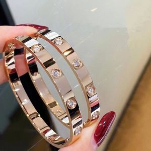 2024 Bracelet de luxe classique en or épais avec diamants pour femmes, bracelet en forme de V en forme de V, bracelet en argent 18 carats, boîte à bijoux de mariage ouverteq8