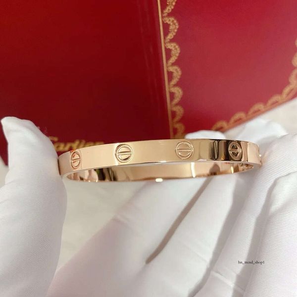 2024 Bracelet de luxe classique en or épais Bracelet de créateur avec diamant Top Notch en forme de V en or 18 carats Bracelet en argent ouvert boîte à bijoux de mariage 685
