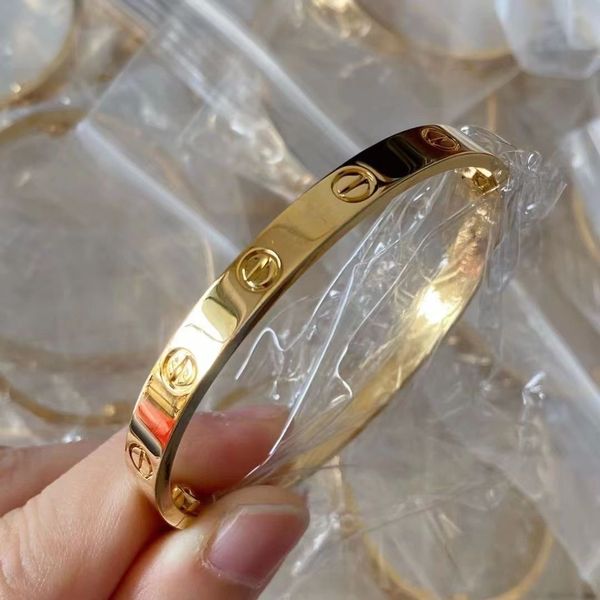 2024 Bracelet de luxe classique en or épais avec diamants pour femmes, bracelet en forme de V en forme de V, bracelet en argent 18 carats, boîte à bijoux de mariage ouverteq7