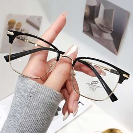 2024 Diseñador de lujo CH Gafas de sol para mujeres Cromos Marcos de gafas para hombre Ceja negra Nuevo Cuadrado Medio Moda Ultra Corazón Marco de gafas Gafas de alta calidad F19F