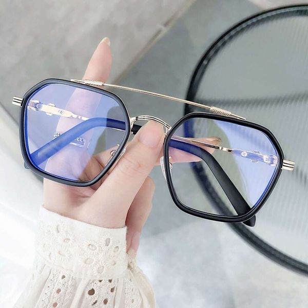 2024 Diseñador de lujo CH Gafas de sol para mujeres Marcos de gafas Hombres NUEVA Moda Popular Metal Corazón Flat Eyeglass Marco de gafas de gafas unisex