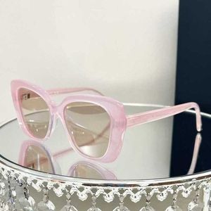 2024 Luxury Designer Designer Luxury Des lunettes de soleil Nouvelles mode avancées Polarisés pour les femmes 5504 Small Fragrance Style Même cadre de plaques Anti UV