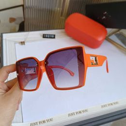 2024 Designer de luxe au large designer de luxe Nouveaux lunettes de soleil pour hommes et femmes au large de la lettre orange grand cadre coréen rond rond