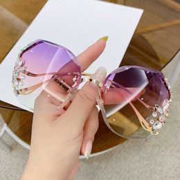 2024 Designer de luxe au large de Luxury Designer New Men's and Women's Sunglasses au large de Frame Trimd Fashion Big Face Slim Mesh Red Diamond Glasse