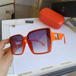 2024 Diseñador de lujo fuera del diseñador de lujo Nuevas gafas de sol para hombres y mujeres fuera de la letra del marco naranja grande Cora redonda coreana Resistente