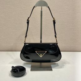 2024 Luxury Designer Sac à épaule Patent Le cuir classique Triangle Logo Designer Sac Polie Cow Hide Crossbodybag Handsbag à la mode Dharma Stick Underarm Sac