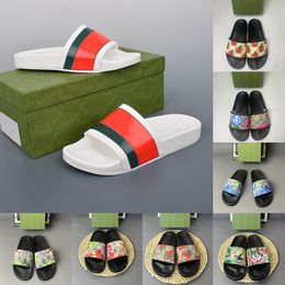 2024 Zapatillas de diseñador de lujo para hombres para mujer Pisos de lujo Flores florales Fresa Moda Diapositivas Goma Cuero Habitación Casa Mula al aire libre Pantoufle Sliders