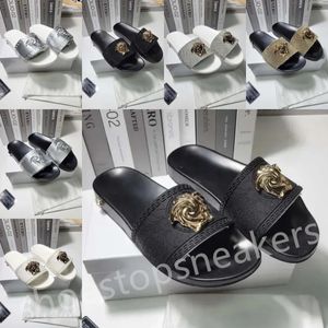 2024 Pantoufles de luxe de luxe Nouveaux classiques de la mode Sandale Chaussures décontractées Hommes Femmes Sandales Sliders Logo en métal Pantoufle Plate-forme d'été Diapositive plate Taille 35-46