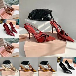 2024 Créateurs de luxe Chaussures Miui Pompes borgognes Talons Patent en cuir Boucbe avec boucles Cordelle de gangé