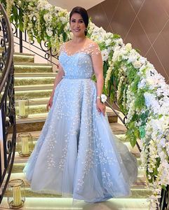 2024 Vestidos de lujo para la madre de la novia Azul claro Joya Cuello Ilusión Cuentas de cristal Apliques de encaje Mangas cortas Vestidos de invitados de boda de tul Longitud del piso