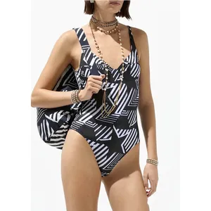 2024 Traje de baño de lujo nuevo negro blanco de una pieza con estampado de estrellas, traje de baño Sexy con cuello en V, traje de baño para mujer, traje de baño Monokini sin espalda para playa para mujer