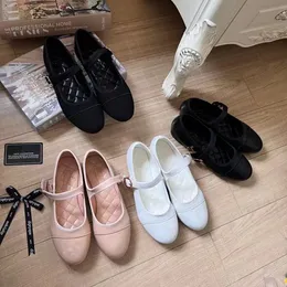 2024 Luxury Paris Ballet Fashion Designer Chaussures de danse professionnelle Plateforme Bowknot Bouche peu profonde Sandales plates simples pour femmes chaussures robes plates taille 35-40