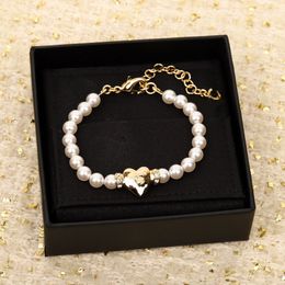 2024 Bracelet de charme de qualité de luxe avec des perles de coquille de nature blanche en forme de coeur en plaqué or 18 carats avec boîte de timbre PS3205B