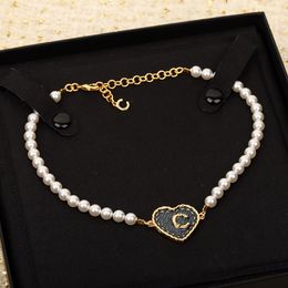 2024 Bracelet à breloques de qualité de luxe avec perles de coquillages naturelles blanches, design en forme de cœur avec émail de couleur bleue en plaqué or 18 carats avec boîte à timbres PS3204B