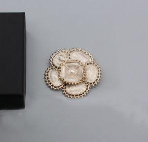 2024 Broche à breloques de qualité de luxe en forme de fleur en deux couleurs style émail et plaqué or 18 carats avec boîte à timbres PS3861A