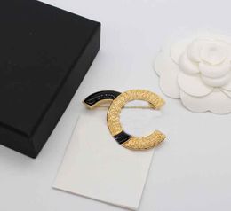 Broche à breloques de qualité de luxe, couleur noire, plaquée or 18 carats, avec boîte à timbres, PS3268B, 2024