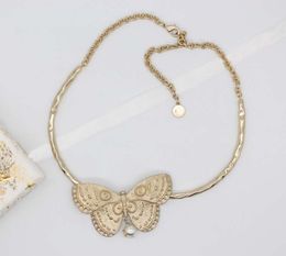 2024 Collier pendentif de conception de papillon de charme de qualité de luxe avec des perles de coquille de nature en plaqué or 18 carats avec une boucle d'oreille de bracelet de timbre PS3747A