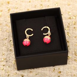 2024 Luxury Quality Charm Drop Boucle d'oreille avec des perles de couleur rose en diamant en or 18 carats et scintillant avec une boîte de tampon PS3619b
