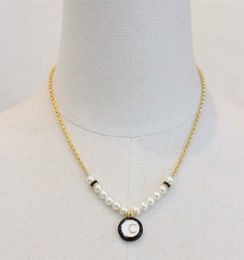 2024 Charme de charme de qualité de luxe Boucle d'oreille avec une couleur blanche et noire dans le collier pendentif en or 18k