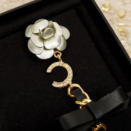 2024 Boucle d'oreille de charme de qualité de luxe avec fleur blanche et cuir véritable noir en plaqué or 18 carats avec boîte à timbres PS3715A