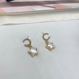 2024 Boucle d'oreille en forme d'étoile de charme de qualité de luxe avec perles de diamant et de coquillage naturel en plaqué or 18 carats avec boîte de timbre PS3556A