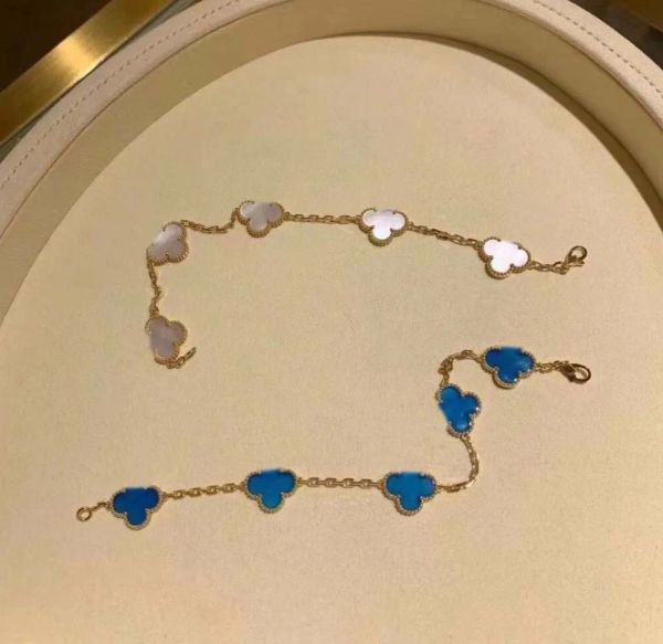 2024 Charme de qualité de luxe Cinq fleurs Forme avec des perles de coquille de couleur blanche et bleue dans le logo Gold plaqué 18 carats