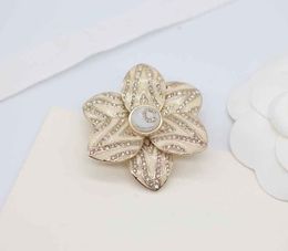 Broche en forme de fleur de charme de qualité de luxe, avec design de couleur noir et blanc, plaqué or 18 carats, avec boîte à timbres PS3693, 2024