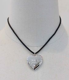 Collier avec pendentif en forme de cœur, breloque de luxe de qualité, plaqué argent et corde de couleur noire, avec timbre PS3263B, 2024