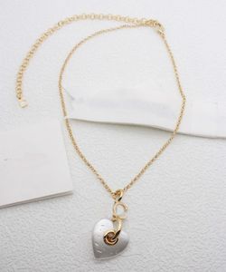 2024 Luxe kwaliteit charme hartvorm hanger met witte kleur in 18k goud vergulde hebben postzegelbox drop oorr. Ps3629B