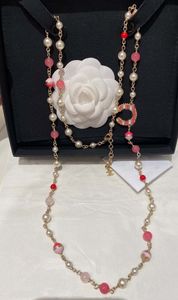 2024 Collier pendentif à longue chaîne de qualité de luxe avec couleur rose et perles de coquille blanche a une boîte de tampon PS3675b
