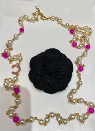 2024 Collier pendentif de pull à longue chaîne de charme de qualité de luxe avec des perles de coquillages naturelles et un design de couleur rose en plaqué or 18 carats avec boîte à timbres PS3234B