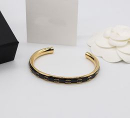 2024 Luxe kwaliteit charme geopende armband met wit en zwart geëmailleerd ontwerp in 18k verguld goud met stempeldoos PS3248B