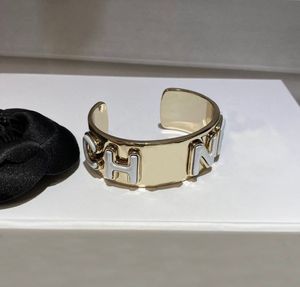 Bracelet ouvert avec breloque de qualité de luxe, couleur blanche, plaqué or 18 carats, avec boîte à timbres, design de mots PS3201B, 2024