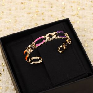 Bracelet ouvert avec breloque de qualité de luxe, avec différents designs colorés, plaqué or 18 carats, avec boîte à timbres, PS3026B, 2024