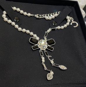 2024 Collier pendentif de charme de qualité de luxe avec perles de coquillages naturels et couleur noire en plaqué argent avec boîte à timbres en forme de fleur PS3238B
