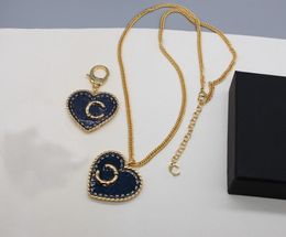 2024 Collier pendentif de charme de qualité de luxe en forme de coeur avec un design en émail bleu en plaqué or 18 carats avec boucle d'oreille porte-clés tampon PS3251B