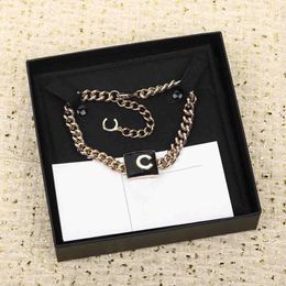 2024 Luxury kwaliteit charme hanger ketting met zwart -witte emailkleur in 18K vergulde Gold heeft postzegelbox PS4639A Q1