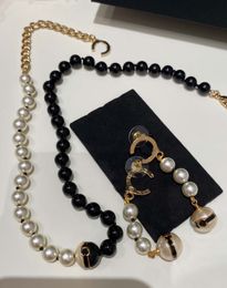 2024 Collier de pendentif charme de charme de qualité de luxe avec des perles de coquille de nature en noir et blanc boucle d'oreille a une boîte de tampon PS3616b