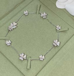 2024 Luxe kwaliteit charme hanger ketting met sprankelende diamant en bloemvorm desinger in verzilverde armband hebben postzegelbox ps3434b