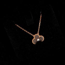 2024 Collier de pendentif charme de charme de qualité de luxe avec diamant et perles de coquille grise dans une boîte à or rose 18k As de tampon PS3492B