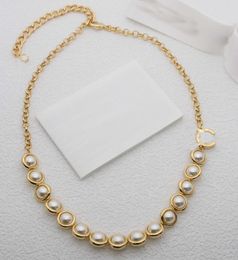 2024 Collier de pendentif charme de charme de qualité de luxe avec des perles de coquille de nature blanche dans la chaîne plaquée or 18k Les bijoux Desinger ont un tampon PS3515B