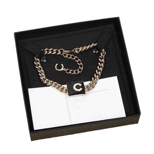 2024 Luxury kwaliteit charme hanger ketting met zwart -witte emailkleur in 18K vergulde goud hebben postzegelbox ps4639a q2