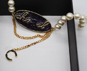 2024 Collier de pendentif charme de charme de qualité de luxe avec des perles de coquille de nature et des mots conception de forme ovale a une broche de tampon PS3683a